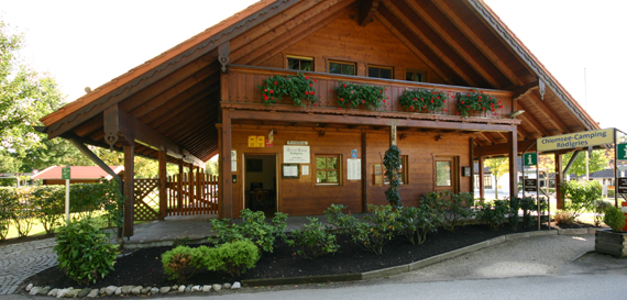 Bürogebäude Eingang, © Chiemsee Camping